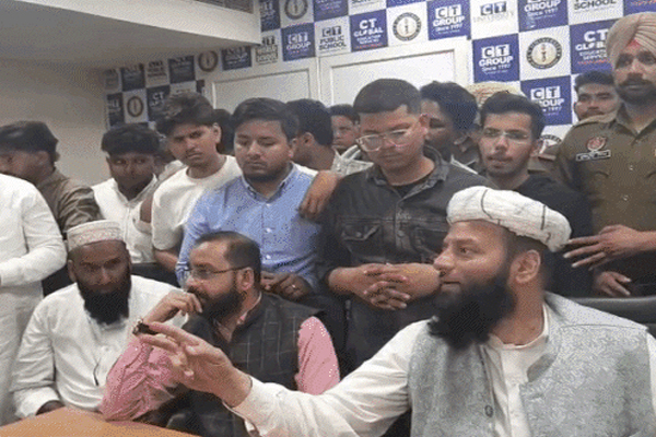 Read more about the article CT यूनिवर्सिटी में कश्मीरी छात्रों का भारी हंगामा, सहरी-इफ्तार में खराब खाने की शिकायत पर VC ने दी गालियां, हुए टर्मिनेट