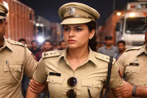 Read more about the article पंजाब: खाकी वर्दी पहन ट्रक चालकों पर रौब झाड़ रही ‘फर्जी महिला अफसर’ का पर्दाफाश, ड्राइवरों ने रंगे हाथों पकड़कर पुलिस को सौंपा- ऐसे खुला राज