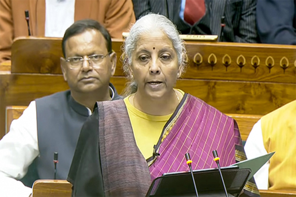 Read more about the article Budget 2026: इसी साल लागू होगा नया इनकम टैक्स एक्ट, कैंसर-शुगर की दवाएं होंगी सस्ती; पढ़ें वित्त मंत्री के बजट भाषण की 10 बड़ी बातें