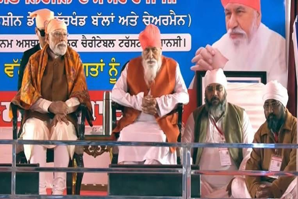 Read more about the article जालंधर में PM मोदी: डेरा सचखंड बल्लां में टेका मत्था, आदमपुर एयरपोर्ट अब ‘श्री गुरु रविदास महाराज’ के नाम से जाना जाएगा