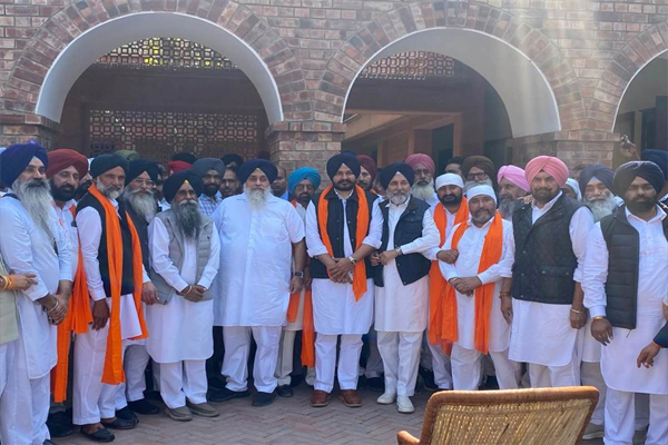 Read more about the article पंजाब में AAP को बड़ा झटका, पूर्व जिला अध्यक्ष अकाली दल में शामिल; लैंड पूलिंग नीति से थे नाराज