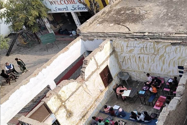 Read more about the article खुले आसमान के नीचे बच्चे पढ़ने को मजबूर, एक्शन में शिक्षा मंत्री हरजोत बैंस; अधिकारियों से तलब की रिपोर्ट