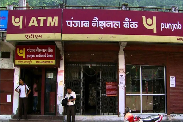 Read more about the article 1 अप्रैल से ATM से पैसे निकालना होगा महंगा, PNB समेत इन बड़े बैंकों ने बदल दिए सारे नियम