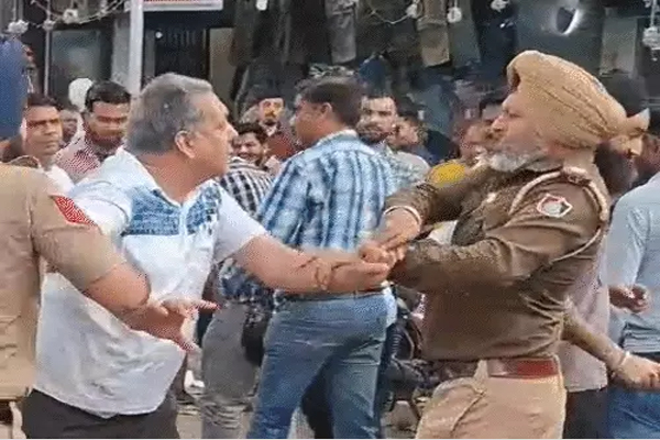 You are currently viewing चंडीगढ़ में ATM खराब होने पर भड़का शख्स, ASI को जड़े थप्पड़; पगड़ी गिरी- फिर भी आरोपी के खिलाफ नहीं हुई कार्रवाई, जानें क्यों