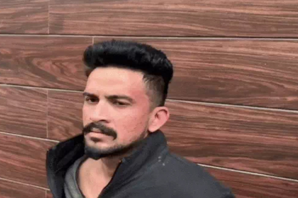 Read more about the article जालंधर में स्नैचर की बीच सड़क सरेआम छित्तर परेड, पुलिस के सामने ही जड़ दिए थप्पड़; ASI के अड़ियल रवैये से भड़के लोग