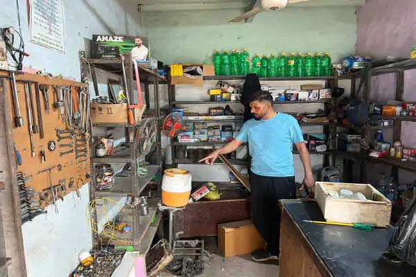 Read more about the article जालंधर में चोरों का बड़ा आतंक, इलेक्ट्रॉनिक्स दुकान से लाखों का सामान पार; ताले टूटे देख उड़े मालिक के होश