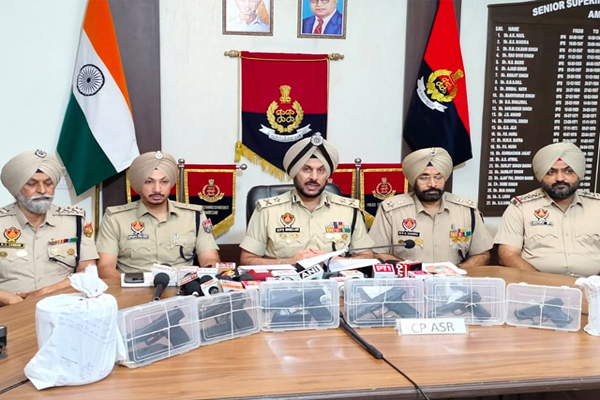 Read more about the article पंजाब पुलिस की बड़ी सर्जिकल स्ट्राइक, हथियारों और नशे के अंतरराष्ट्रीय तस्कर गिरोह का भंडाफोड़, 6 विदेशी पिस्तौल और करोड़ों की हेरोइन बरामद