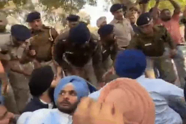 Read more about the article पंजाब यूनिवर्सिटी में भारी बवाल: RSS नेता को चीफ गेस्ट बनाने पर पुलिस से भिड़े छात्र, घसीटते हुए ले गई पुलिस, उतर गईं पगड़ियां