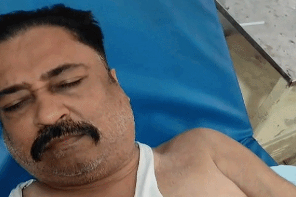 Read more about the article ‘छुट्टी पर था गनमैन और अकेला देख टूट पड़े बदमाश’, शिवसेना नेता पर जानलेवा हमला, सड़क पर खून से लथपथ देख कांप गए लोग