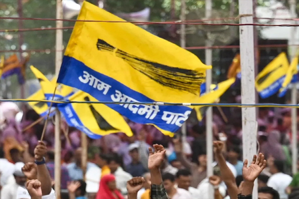 Read more about the article गुजरात चुनाव से पहले AAP का बड़ा हवाला कांड, दिल्ली से सूरत भेजे गए 1.2 करोड़ रुपए; सत्येंद्र जैन के पूर्व PA समेत कई रडार पर