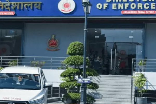 Read more about the article पंजाब के बड़े नेताओं पर एक्शन के बीच जालंधर ED में भूचाल, एक साथ 13 अफसरों का तबादला; हाई-प्रोफाइल जांच पर लगा ब्रेक