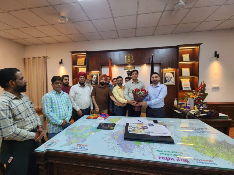 Read more about the article पत्रकारों की प्रसिद्ध संस्था Digital Media Association (DMA) ने फूलों का गुलदस्ता भेंट कर जालंधर के नए डिप्टी कमिश्नर IAS Varjeet Walia का किया स्वागत