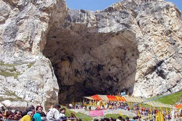 Read more about the article बाबा बर्फानी के दर्शन के लिए उमड़ा भक्तों का सैलाब, महज 3 दिन में 2 लाख पार हुआ आंकड़ा; यात्रा से पहले जान लें ये सख्त नियम