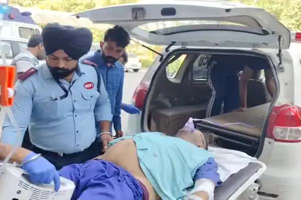 You are currently viewing पंजाब पुलिस की रेड के दौरान चली ताबड़तोड़ गोलियां, एक शख्स लहूलुहान; गांव में भारी तनाव और दहशत