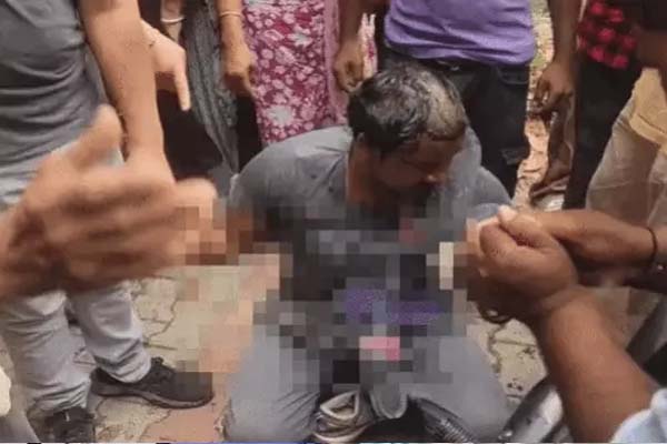 You are currently viewing लिव-इन पार्टनर को अधमरा कर भागा था प्रेमी, 5 दिन बाद हत्थे चढ़ा तो पब्लिक ने कर दी जमकर धुनाई; पहना दी चप्पलों की माला