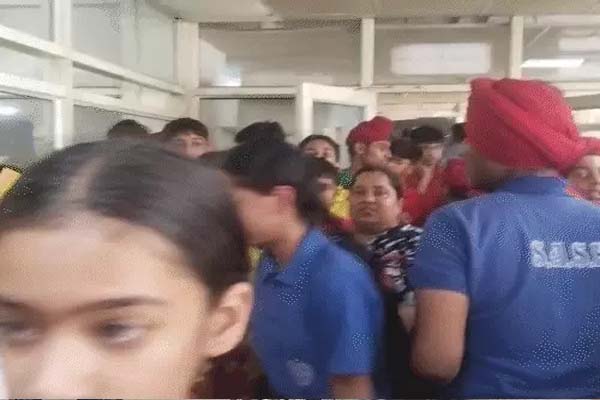 You are currently viewing ग्राउंड में खेल रहे 40 बच्चों पर मधुमक्खियों का हमला, मची चीख-पुकार; दर्द से तड़पते रहे बच्चे, स्कूल ने पेरेंट्स ग्रुप में मैसेज तक नहीं डाला