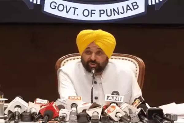 You are currently viewing ऑस्ट्रेलिया से एक साथ 11 पंजाबी हुए डिपोर्ट, दिल्ली पहुंचे CM भगवंत मान, अब होगी बड़ी कार्रवाई