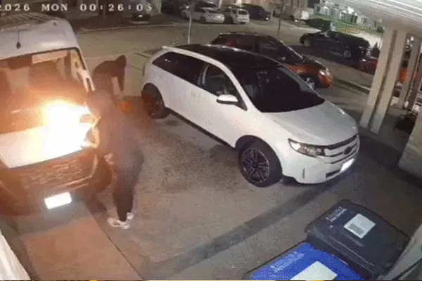 Read more about the article कनाडा में पंजाबी युवक के घर हमला, बाहर खड़ी गाड़ियों को फूंका, आग लगाते वक्त खुद भी झुलसा हमलावर