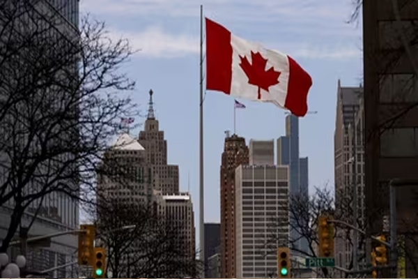 Read more about the article Canada का नया इमीग्रेशन रूल: 1 हफ्ते में मिलेगी PR, बस कमानी होगी इतनी सैलरी; अवैध तरीके से घुसने वालों पर गिरेगी गाज