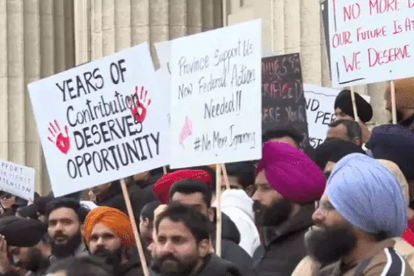 Read more about the article कनाडा में 9 हजार पंजाबियों पर लटकी डिपोर्टेशन की तलवार, सरकार के एक फैसले से हजारों छात्रों की उड़ी नींद