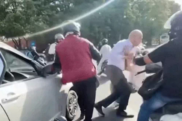 Read more about the article चंडीगढ़ में सरेआम गुंडागर्दी, महिला रैपिडो चालक को टोकने पर जड़ा थप्पड़, फिर भड़की पब्लिक ने सिखाया ऐसा सबक
