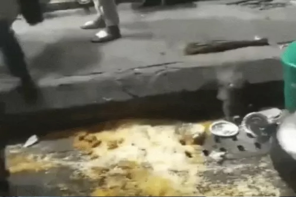 Read more about the article जालंधर में सरेआम गुंडागर्दी, इस मशहूर चिकन शॉप पर महज एक चार्जर के लिए माथे पर तान दी पिस्तौल; मची भारी चीख-पुकार