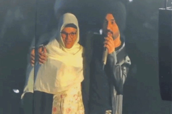 You are currently viewing दिलजीत दोसांझ ने पहली बार दुनिया को दिखाया अपनी मां का चेहरा, भरे मंच पर किया कुछ ऐसा कि नम हो जाएंगी आंखें