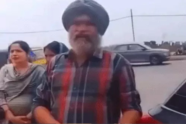 You are currently viewing नई गाड़ी की खुशी मनाने गोल्डन टेंपल पहुंचे परिवार से पुलिस की शर्मनाक लूट, ‘चाय-पानी’ के बचे 500 रुपये भी छीने, ADCP ने लिया बड़ा एक्शन