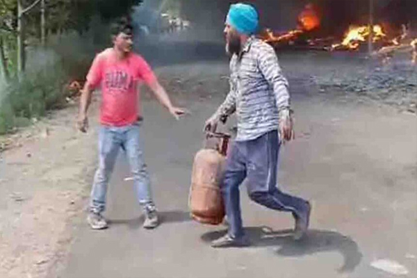 Read more about the article जालंधर में कबाड़ के गोदाम में भड़की भीषण आग, लपटें देख कांप उठे लोग… टला बड़ा धमाका- देखें VIDEO