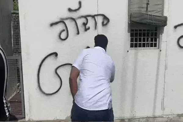 Read more about the article BJP में जाते ही हरभजन सिंह के घर लिखा ‘गद्दार’, LPU के बाहर उग्र प्रदर्शन; फूंका पुतला- सड़कों पर AAP का तांडव