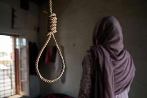 Read more about the article जालंधर में 3 बेटियों की मां ने फंदा लगाकर समाप्त की जीवन लीला, वजह जानकर रोंगटे खड़े हो जाएंगे