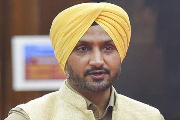 Read more about the article पंजाब सरकार का बड़ा एक्शन, BJP में शामिल होने की अटकलों के बीच हरभजन सिंह से छीनी गई Z+ सिक्योरिटी