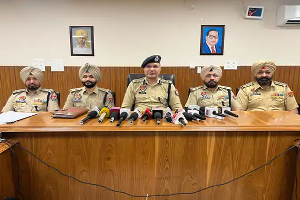 Read more about the article पंजाब पुलिस को बड़ी सफलता, एक्टिवा पर 5 किलो हेरोइन सप्लाई करने जा रहा तस्कर गिरफ्तार; पाकिस्तानी कनेक्शन का हुआ पर्दाफाश