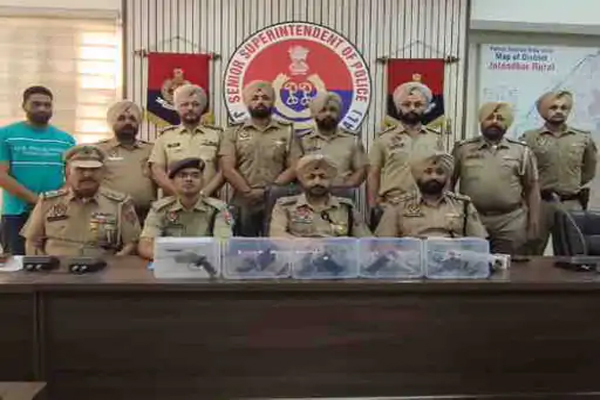 Read more about the article UP से हथियारों की खेप लाकर पंजाब में सप्लाई करने वाले बड़े नेटवर्क का पर्दाफाश, 5 पिस्तौल के साथ जालंधर में कुख्यात तस्कर गिरफ्तार