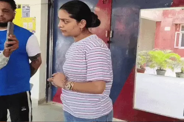 Read more about the article अस्पताल में जिंदगी से जंग लड़ रहे सूफी गायक गुलशन मीर, इलाज के फंड पर नूरां सिस्टर्स में छिड़ी आर-पार की जंग; थाने पहुंचीं रितु