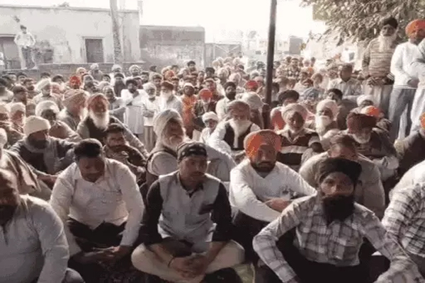 Read more about the article ‘एक ही गांव में लव मैरिज की तो खैर नहीं…’, पंजाब की इस पंचायत ने सुनाया तुगलकी फरमान, सीधे गांव से निकालने की चेतावनी