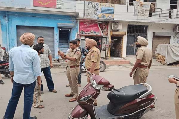 You are currently viewing जालंधर पुलिस की नशे पर बड़ी स्ट्राइक, 19 इलाकों को सील कर 23 को किया गिरफ्तार, जानें क्या-क्या हुआ बरामद?