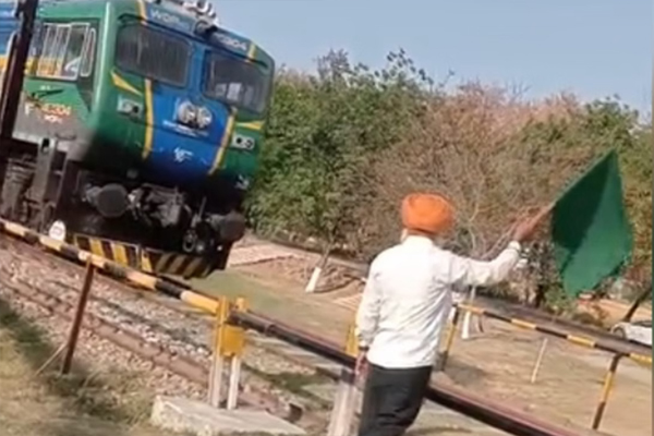Read more about the article रेलवे ने नहीं रखा कोई कर्मचारी तो गांव का सरपंच ही बन गया गेटमैन, हर पल सता रहा बड़े हादसे का खौफ