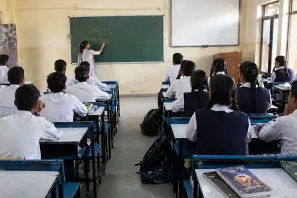 Read more about the article मेरिटोरियस स्कूल पर ताला लगने की नौबत, 90% स्टाफ को मिली ऐसी ड्यूटी कि बच्चों की पढ़ाई हुई ठप; नियम भी ताक पर