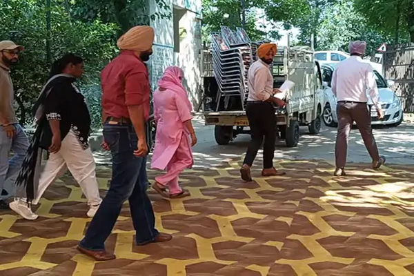 Read more about the article टेंट लगा था, बंटनी थी ग्रांट… तभी आ गई विजिलेंस, पंजाब में सरपंच से 15 हजार की रिश्वत लेती महिला BDPO रंगे हाथों गिरफ्तार