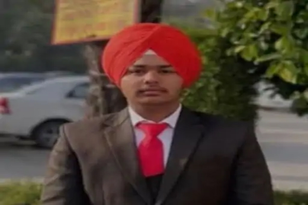 Read more about the article पंजाब: एक्सीडेंट समझ मौके पर पहुंची पुलिस के उड़े होश, बीच सड़क मिला 12वीं के छात्र का गोलियों से छलनी शव
