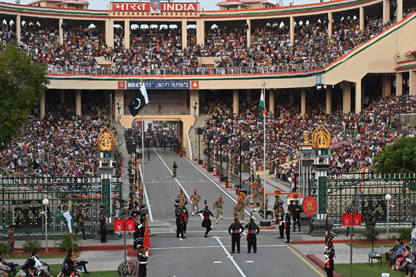 You are currently viewing अमृतसर में भारत-पाक बॉर्डर जाने का बना रहे हैं प्लान? तो पढ़ लें यह खबर, बदल गया रिट्रीट सेरेमनी का समय