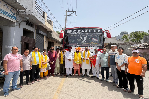 Read more about the article पूर्व सांसद सुशील रिंकू ने बाबा बालक नाथ दरबार की यात्रा के लिए श्रद्धालुओं से भरी बस को किया रवाना