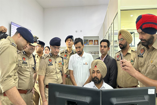 You are currently viewing अपराध सुलझाने से लेकर अपराधियों पर नज़र रखने तक…पंजाब पुलिस के लिए आधुनिक हथियार बना ‘इंटीग्रेटेड कमांड एंड कंट्रोल सेंटर’