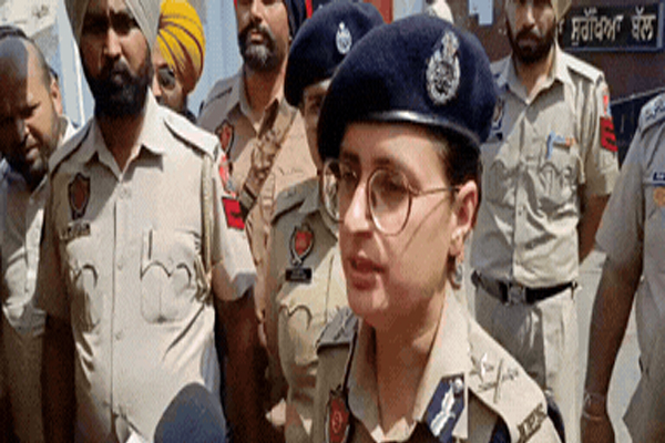 Read more about the article जालंधर BSF मुख्यालय ब्लास्ट में पुलिस के हाथ लगे अहम सुराग, कमिश्नर धनप्रीत कौर का बड़ा बयान- जल्द बेनकाब होंगे गुनहगार