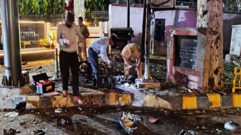 Read more about the article BSF चौक पर धमाका: एक्टिवा में ब्लास्ट से मचा हड़कंप, धमाके की गूंज से सहमे लोग, आतंकी एंगल पर सस्पेंस, इलाके की घेराबंदी