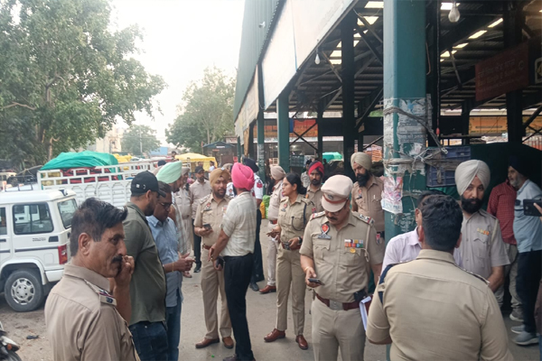 You are currently viewing जालंधर की मकसूंदा सब्जी मंडी में गोली चलने से हड़कंप, समझौता करवाने पहुंचे BJP नेता को लगी; घटना के बाद इलाके में भारी पुलिस बल तैनात
