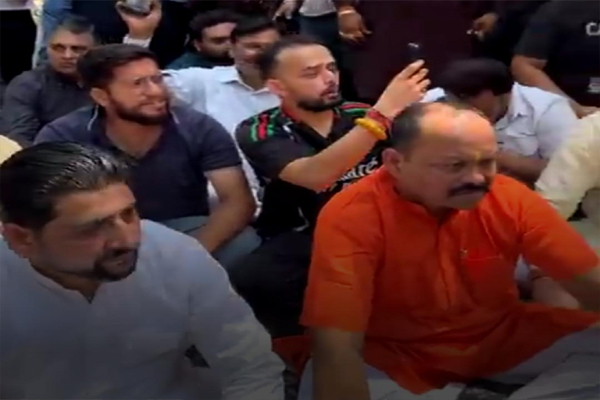 You are currently viewing Live: जालंधर में हिंदुओं की आस्था से खिलवाड़! “कन्हैया मित्तल की चौकी रोकने की साजिश? हिंदू संगठनों का फूटा गुस्सा, लग रहे भगवंत मान शर्म करो के नारे