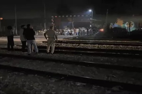 You are currently viewing जालंधर में तेज रफ्तार ट्रेन की चपेट में आने से महिला की दर्दनाक मौत, चमत्कारिक रूप से बच गई मासूम की जान