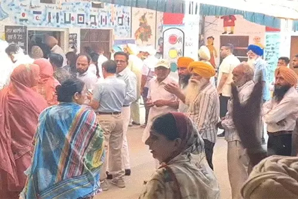 Read more about the article पंजाब निकाय चुनावों के लिए वोटिंग जारी, EVM नहीं बैलेट पेपर से हो रहा चुनाव; 36 लाख से ज्यादा मतदाता तय करेंगे उम्मीदवारों का भविष्य